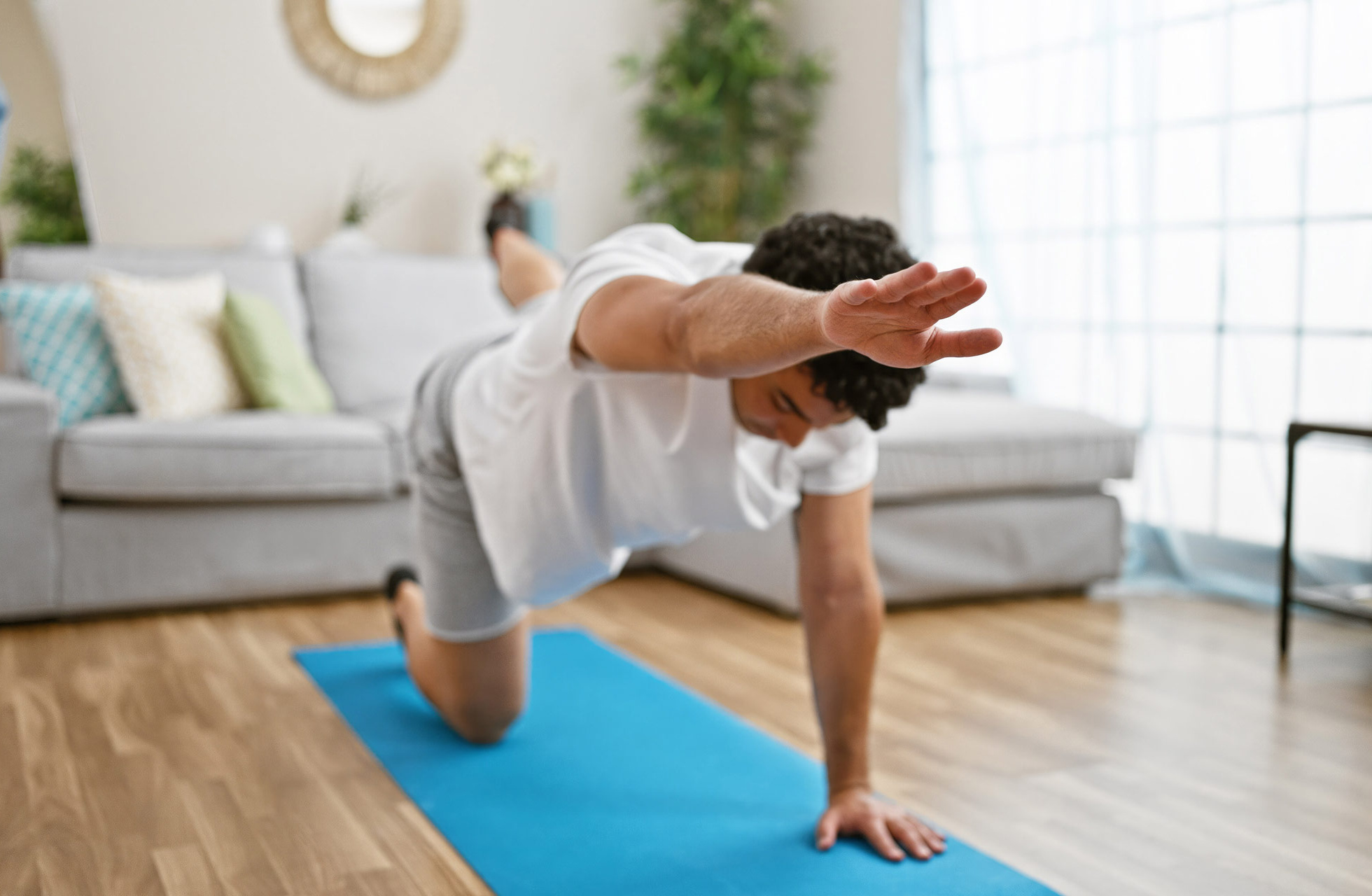 Mann macht Beckenbodentraining: Es kann dabei helfen, Probleme beim Wasserlassen in den Griff zu bekommen.