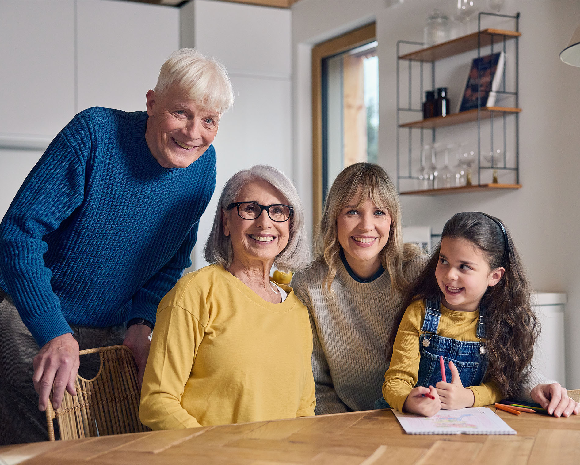 Foto einer lächelnden Familie: Die Großeltern sind beruhigt, weil sie sich bei ihren urologischen Problemen auf Apogepha verlassen können