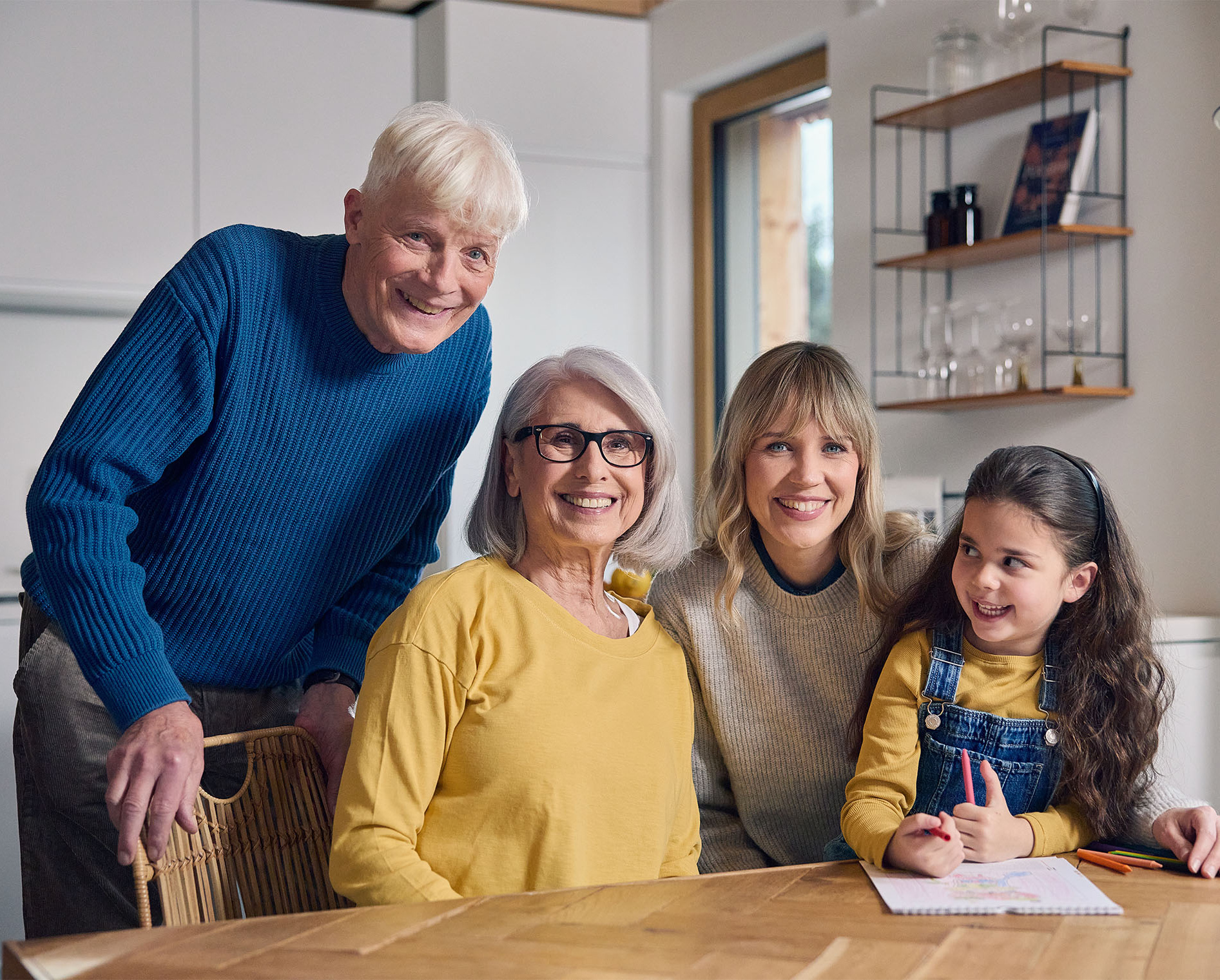 Photo of a smiling family: The grandparents feel reassured because they can rely on Apogepha for their urological problems.