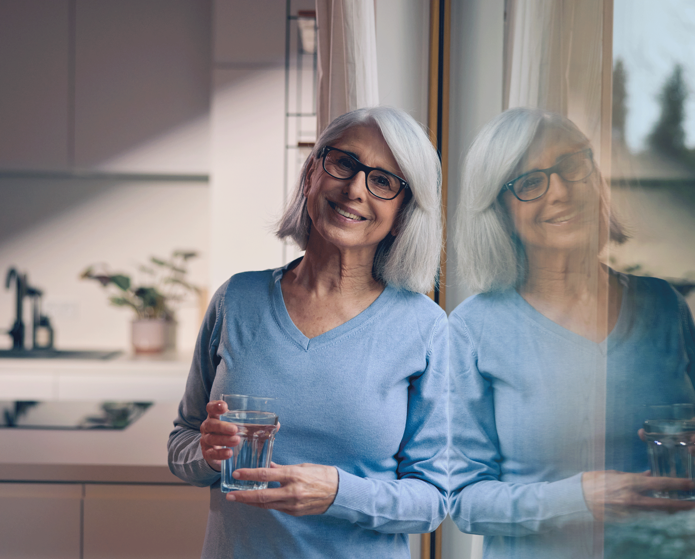 Frau lächelt: Sie weiß, was sie bei Blasenschwäche tun kann.