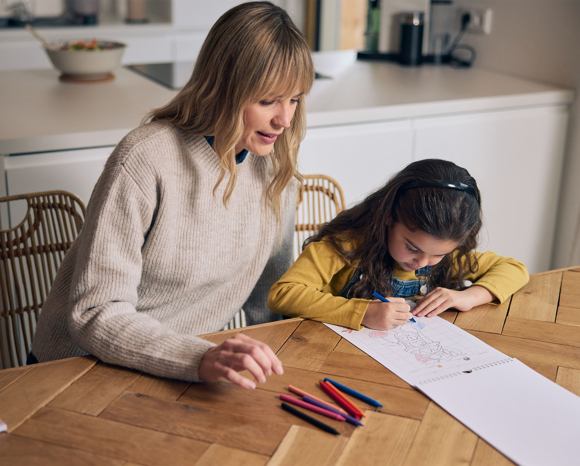 Mutter und Mädchen malen zusammen.