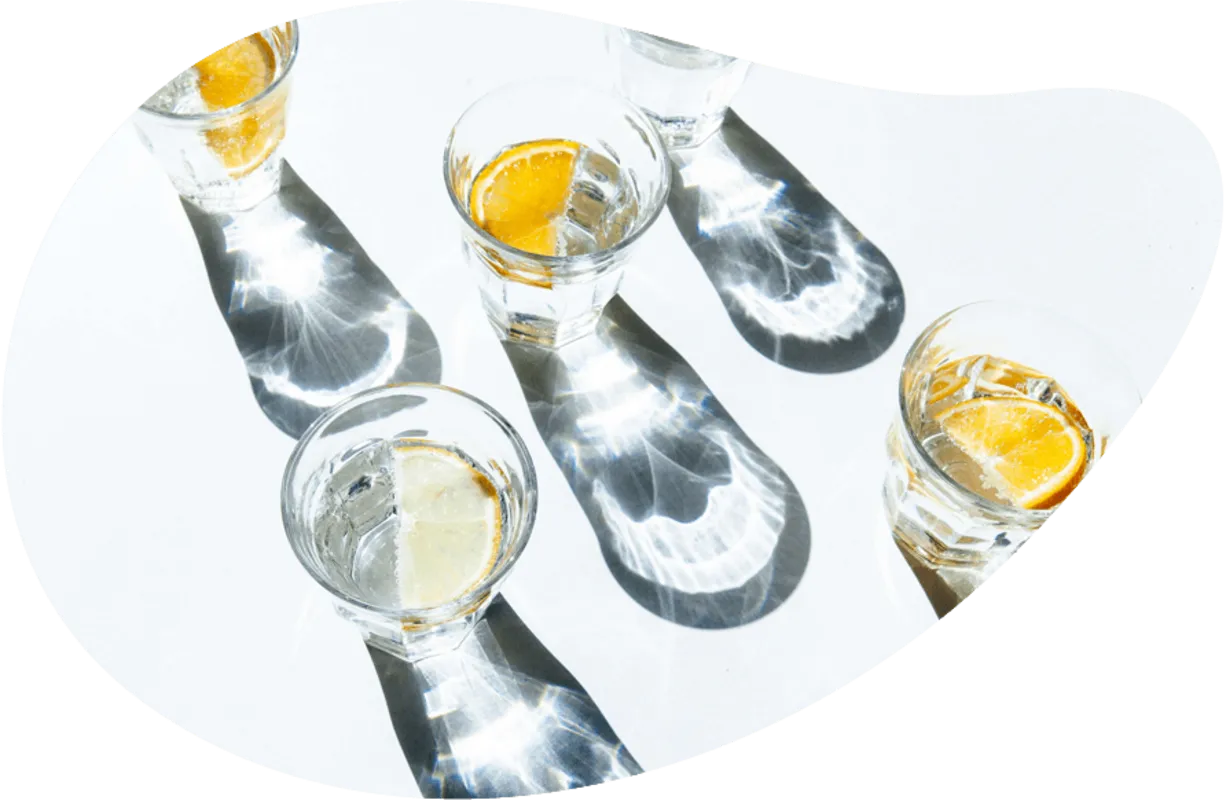 Wassergläser: Ausreichend Flüssigkeit kann dabei helfen, einer Reizblase vorzubeugen.