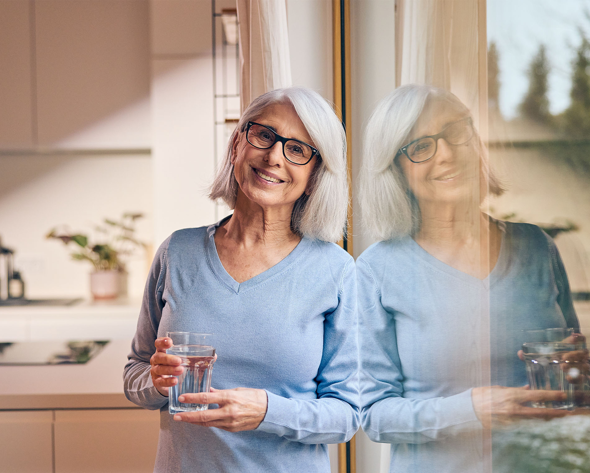 Frau lächelt: Sie weiß, was sie bei Blasenschwäche tun kann.
