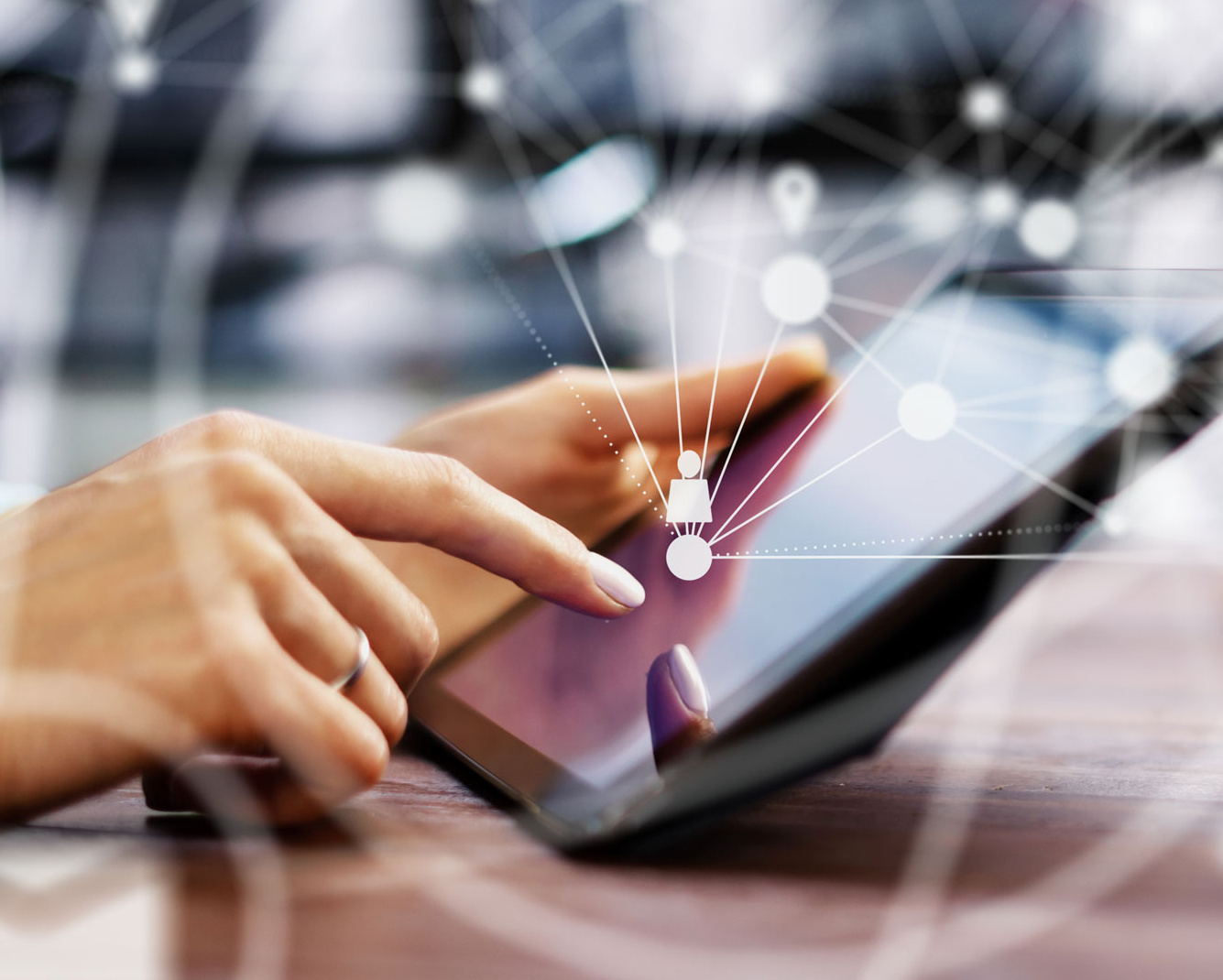 Eine Frau tippt mit ihrem Finger auf ein Tablet. Darüber öffnet sich ein Netzwerk. Dargestellt durch weiße verbundene Punkt.