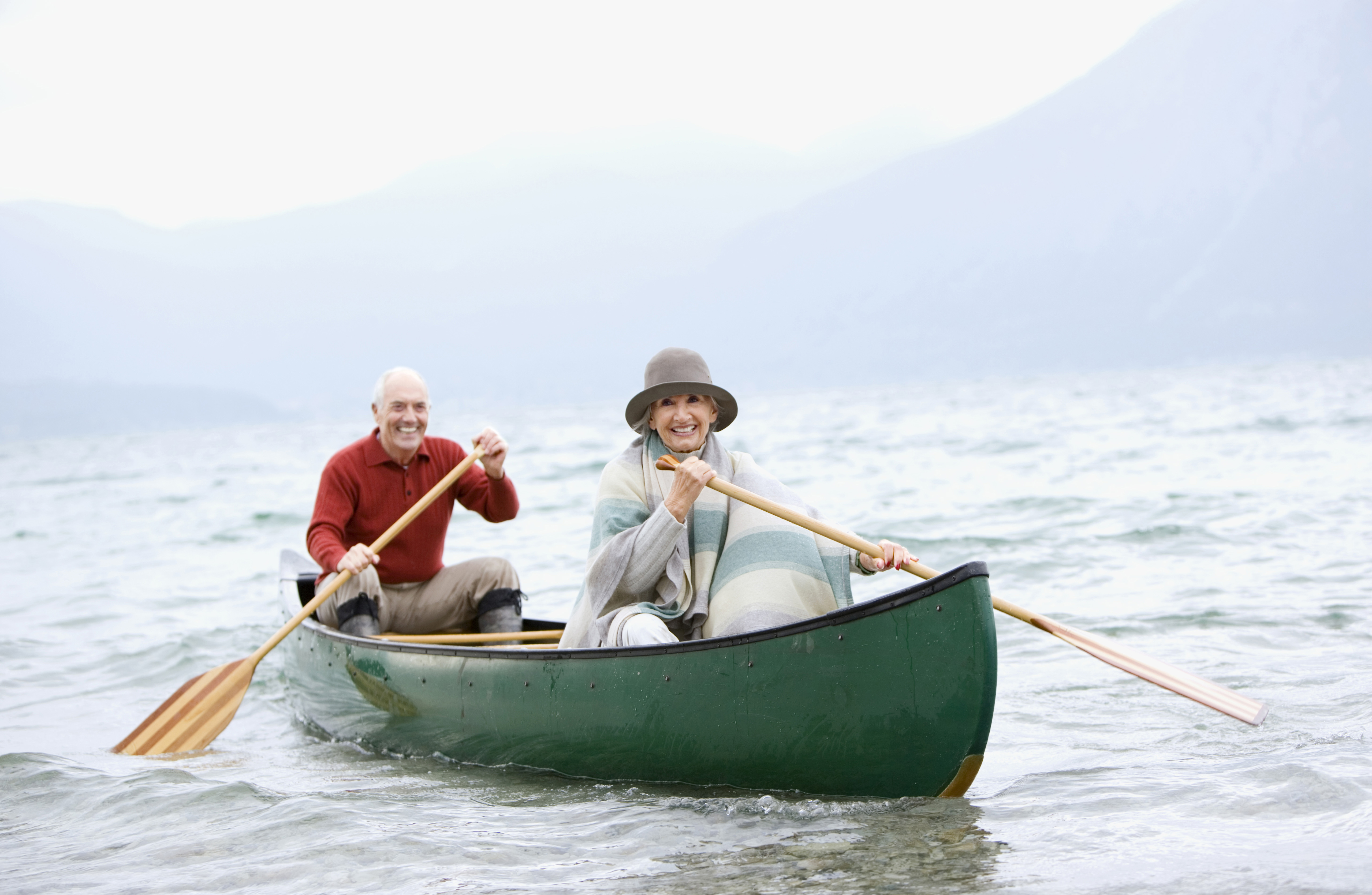 [Translate to English:] Älteres Paar in einem Boot: Harninkontinenz tritt im Alter häufiger auf.