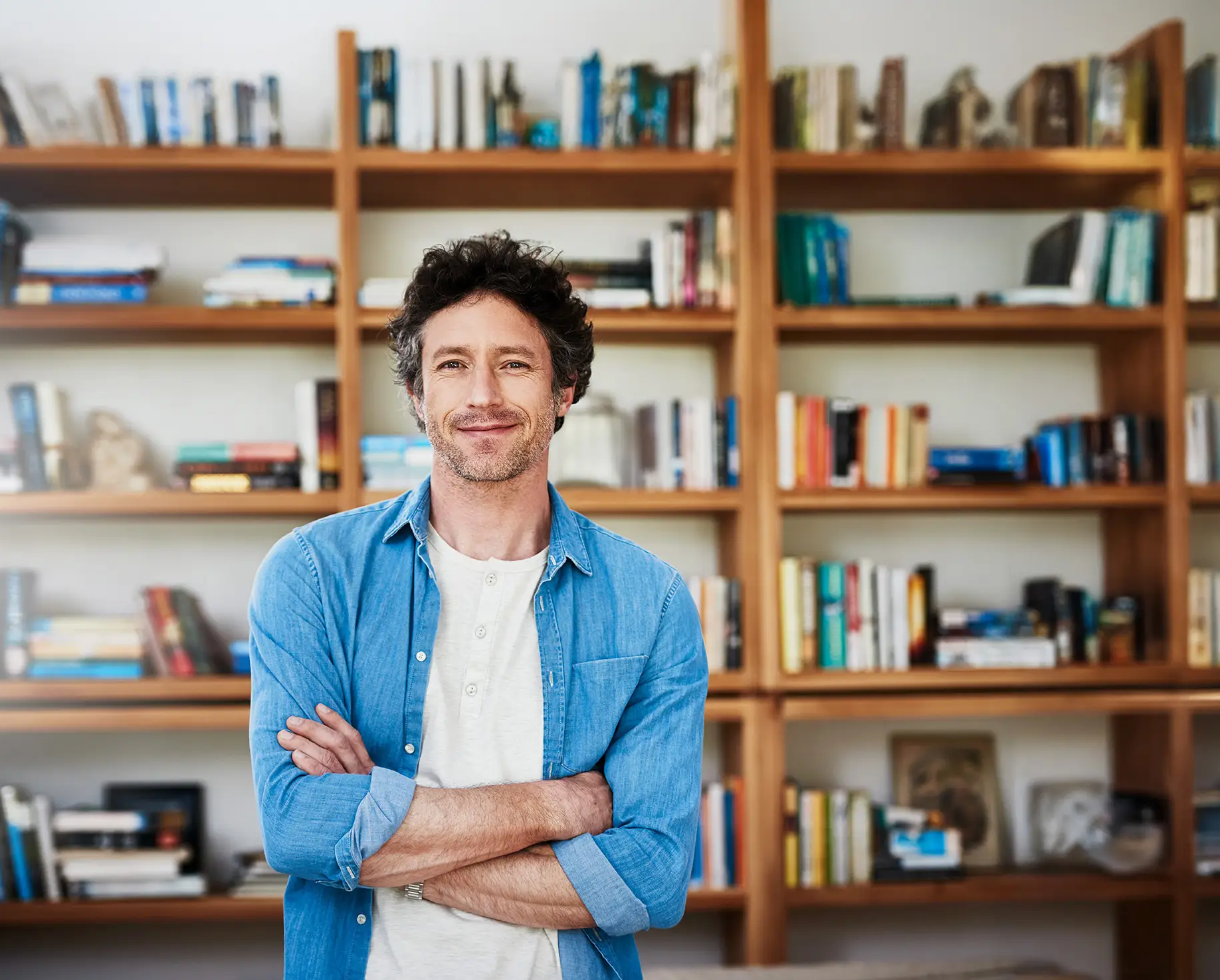 Mann mit Prostatakrebs schaut dank seiner Behandlung optimistisch in die Kamera.