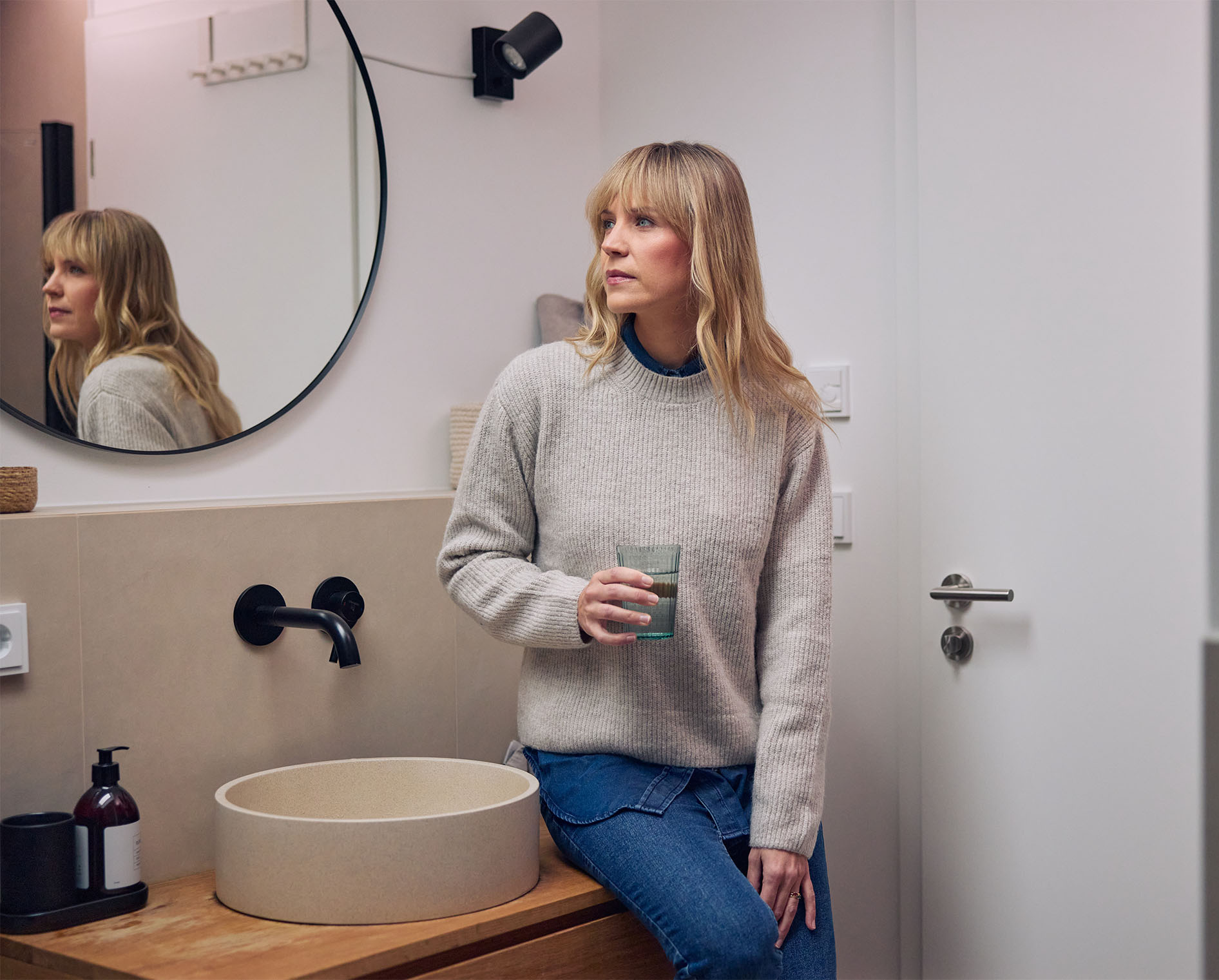 Frau nachdenklich im Bad: Frauen sind generell anfälliger für Blasenentzündungen.