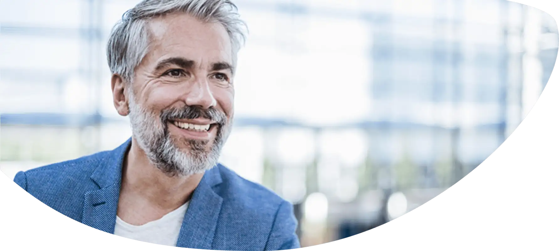 Mann lächelt: Die Symptome seiner gutartigen Prostatavergrößerung lassen sich gut behandeln.