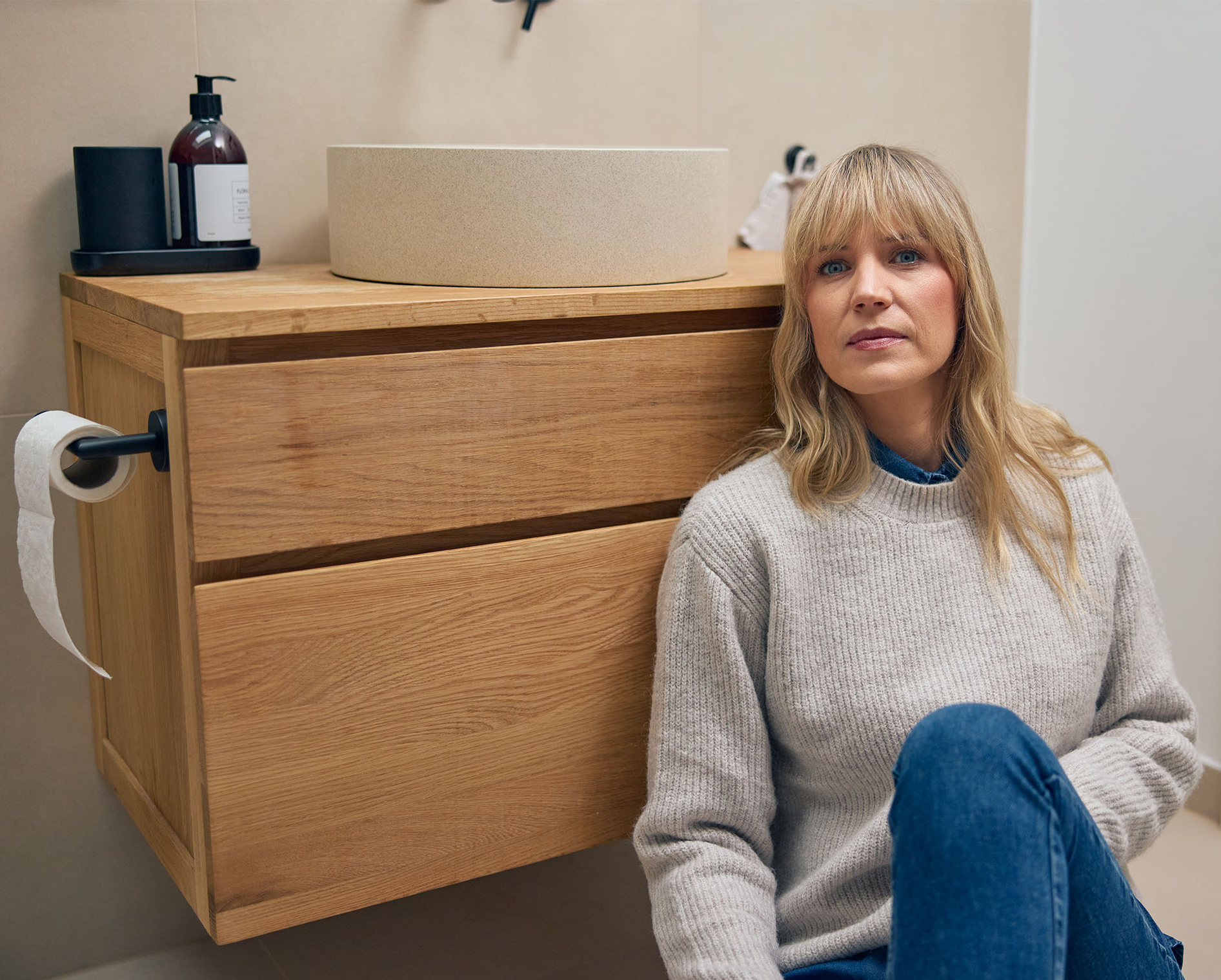 Frau kämpft mit Problemen beim Wasserlassen.