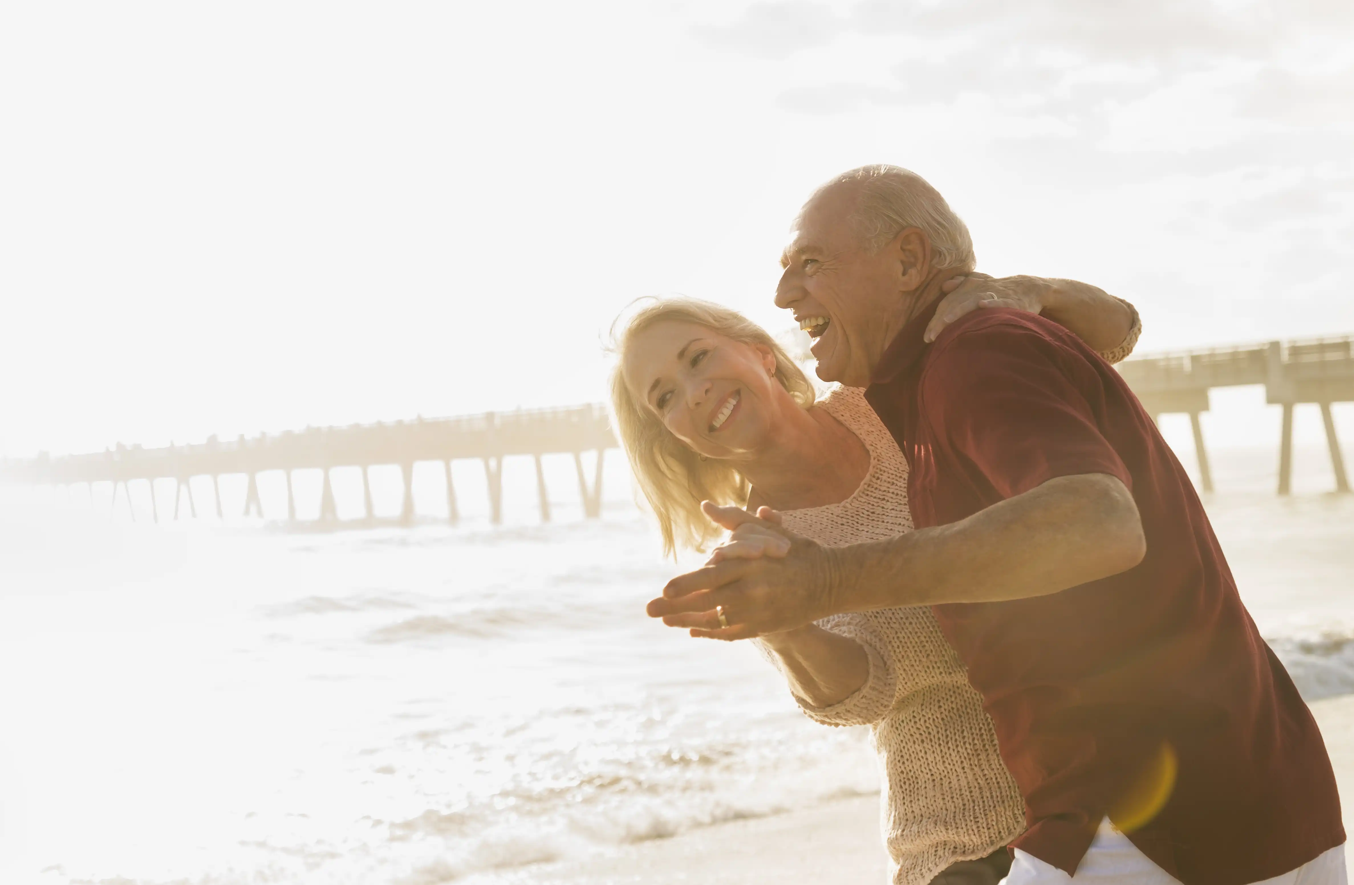 Älteres Paar beim Tanzen: Das Alter ist ein Risikofaktor für Harninkontinenz.