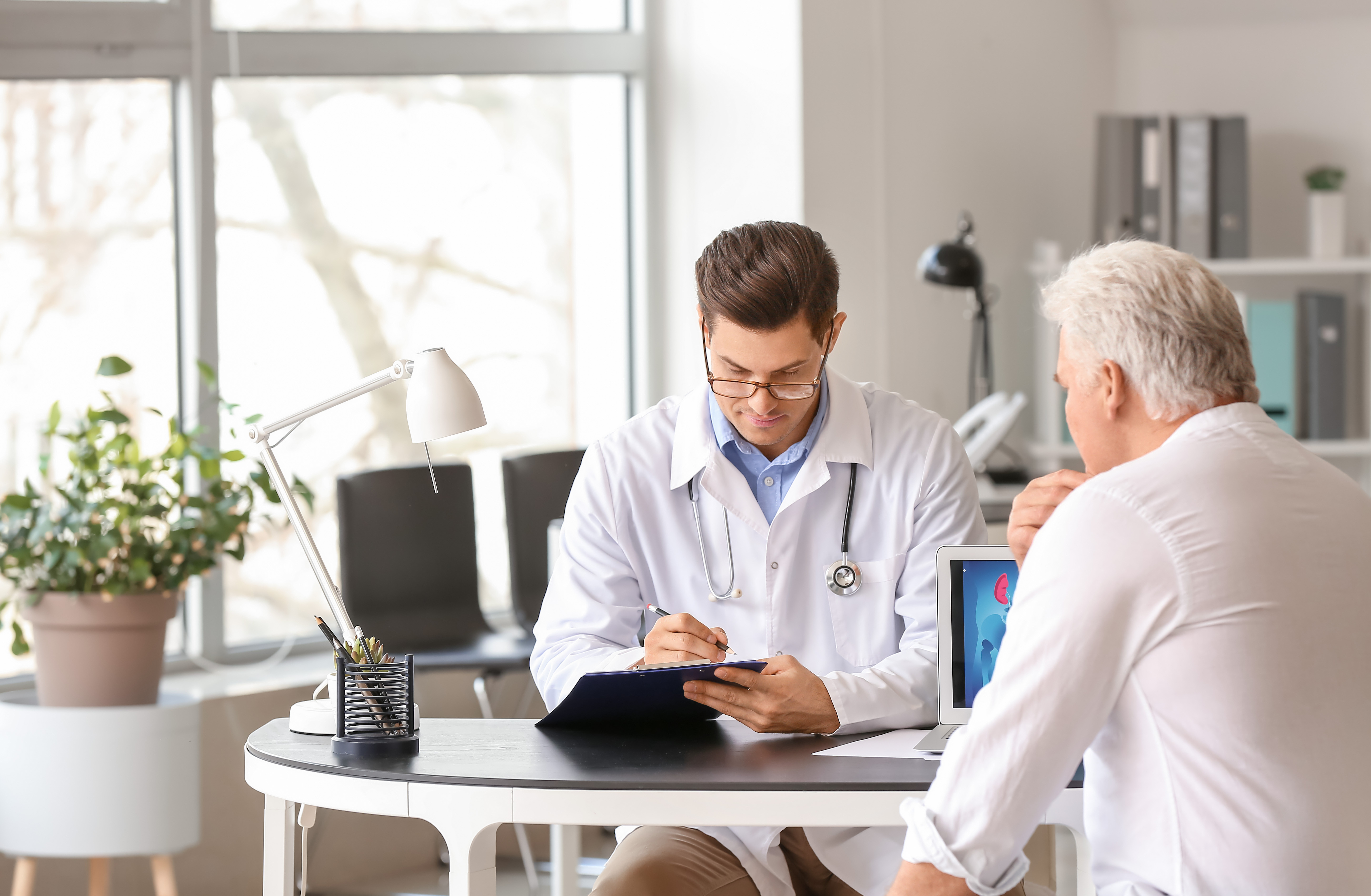 Patient im Gespräch mit dem Urologen wegen seiner Harninkontinenz.