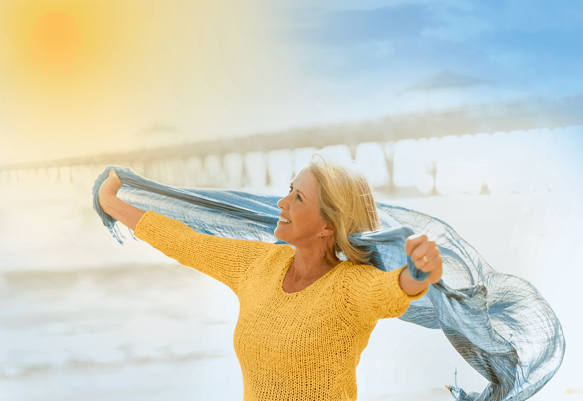 Frau ist ausgelassen am Strand, da sie ihre Blasenschwäche dank Therapie im Griff hat.