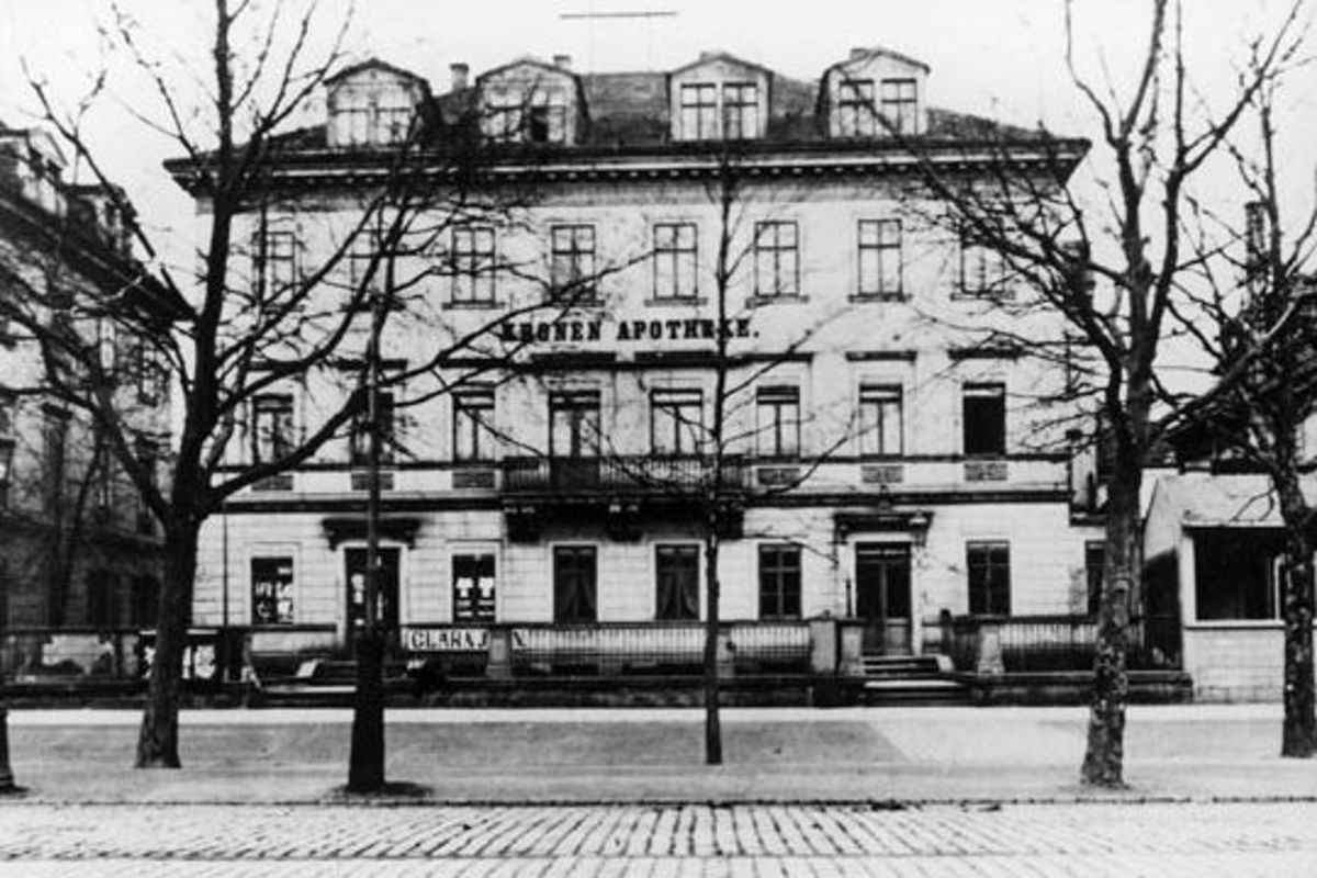 Foto der Kronenapotheke in Dresden, aus der APOGEPHA hervorging.